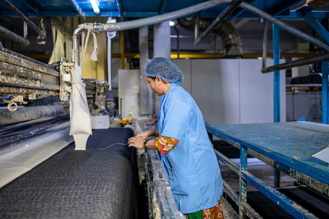 Tekstil üretim tesisi ve kumaş örnekleri